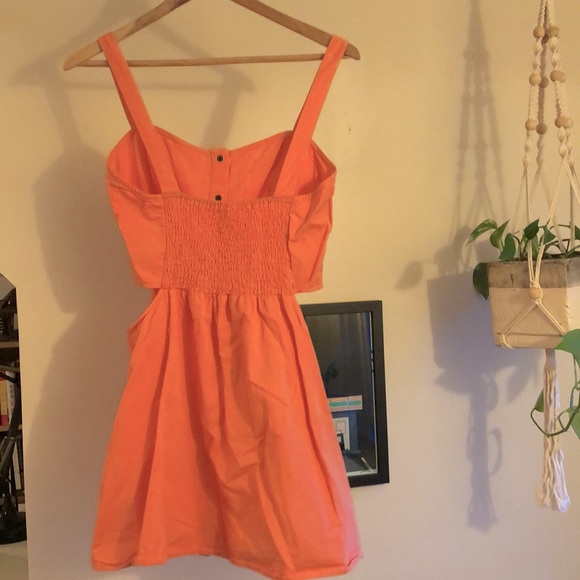 Peach cut out summer dress - Picture 2 of 2